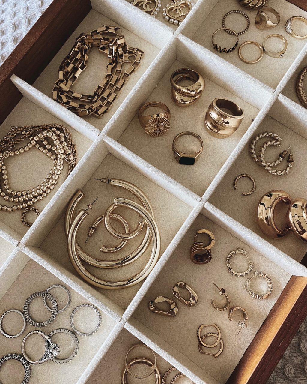 How to Build a Capsule Jewelry Collection: Pieces That Never Go Out of Style